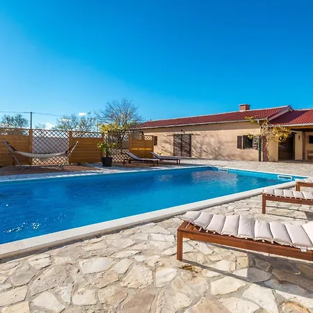 Vikendica 5 Bedroom In Miranje