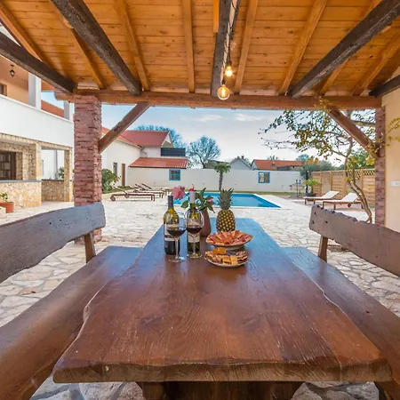 5 Bedroom In Miranje