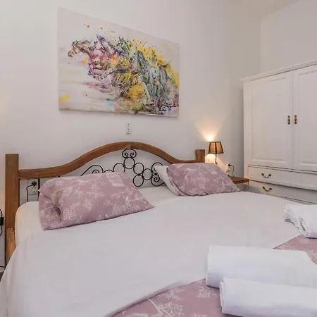 Vikendica 5 Bedroom In *