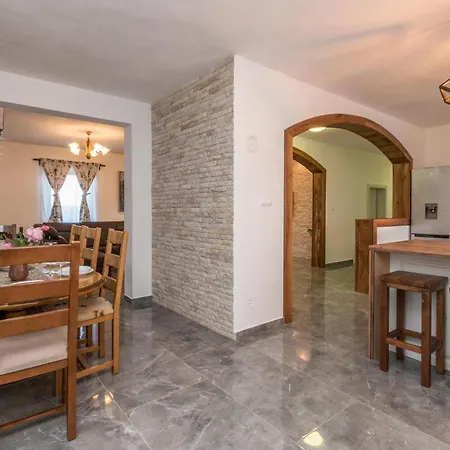 5 Bedroom In Miranje