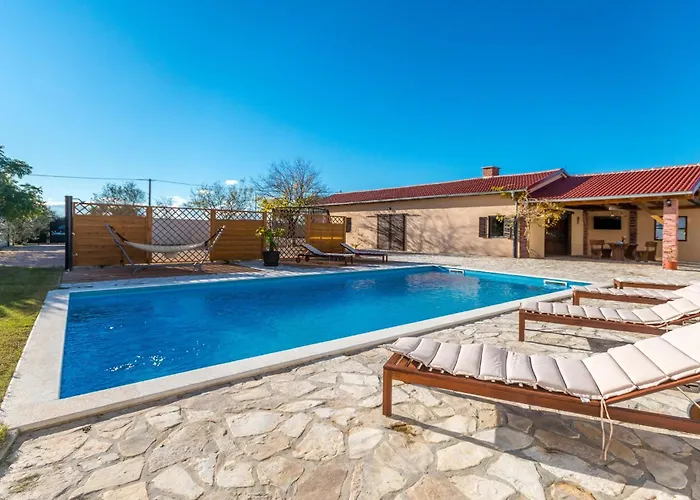 Vikendica 5 Bedroom In Miranje