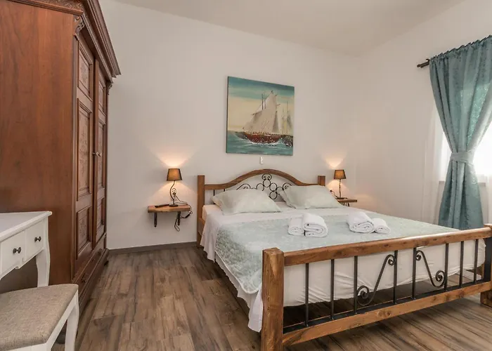 5 Bedroom In Miranje