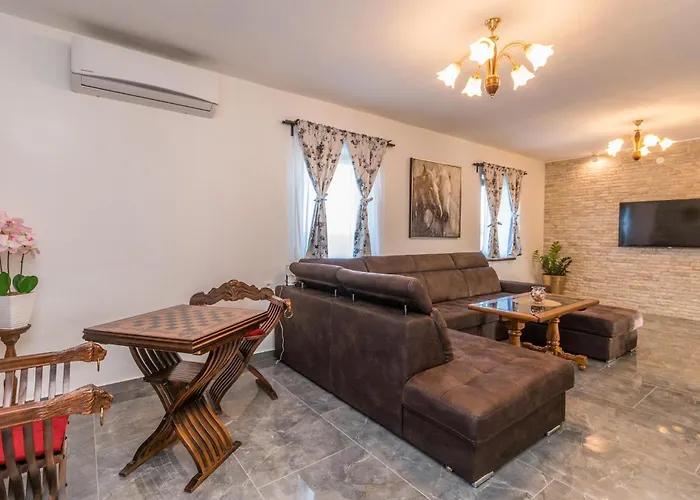 Vikendica 5 Bedroom In Miranje