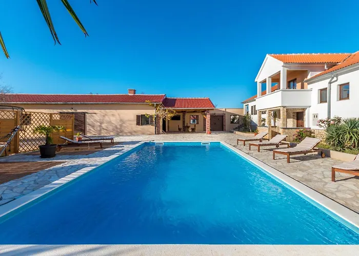 5 Bedroom In Miranje