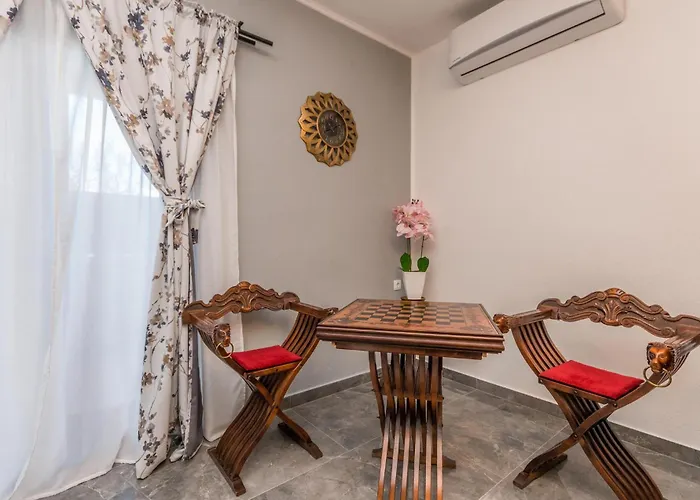 Vikendica 5 Bedroom In *