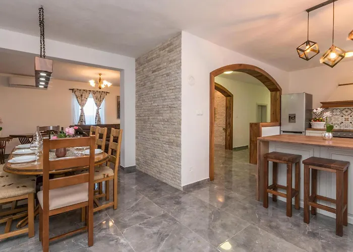 5 Bedroom In Miranje