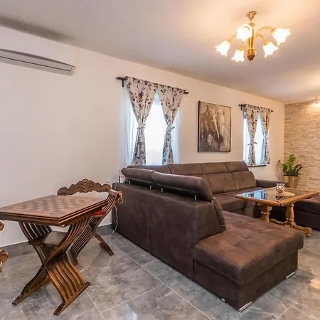 Vakantiehuis 5 Bedroom In Miranje