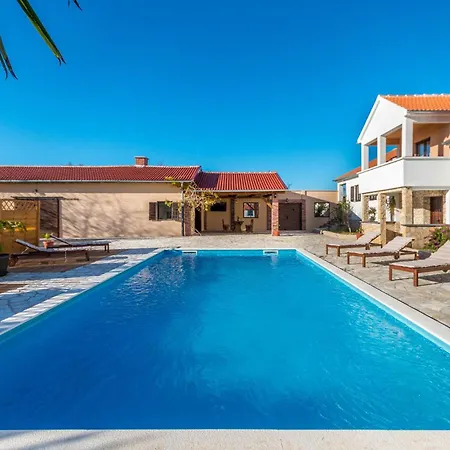 5 Bedroom In Miranje