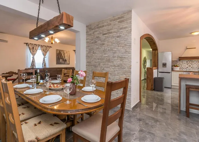 Σπίτι διακοπών 5 Bedroom In *